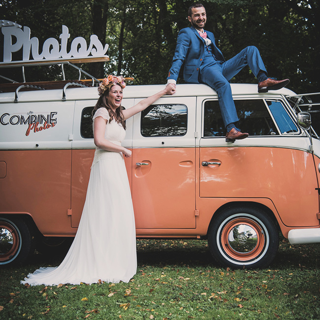 Photo rigolote de mariage, mariage vintage, véhicule de collection, Combi VW, mini-van rétro