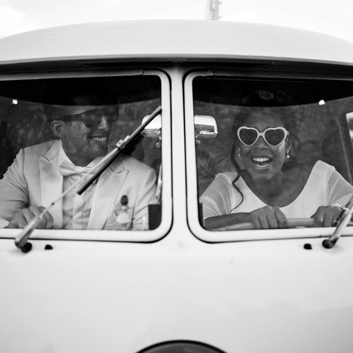 un combi VW pour les mariés, mini-van, photo vintage mariage